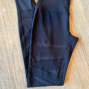Lululemon wunder under, black mesh details on the front of leggings. Hardly worn